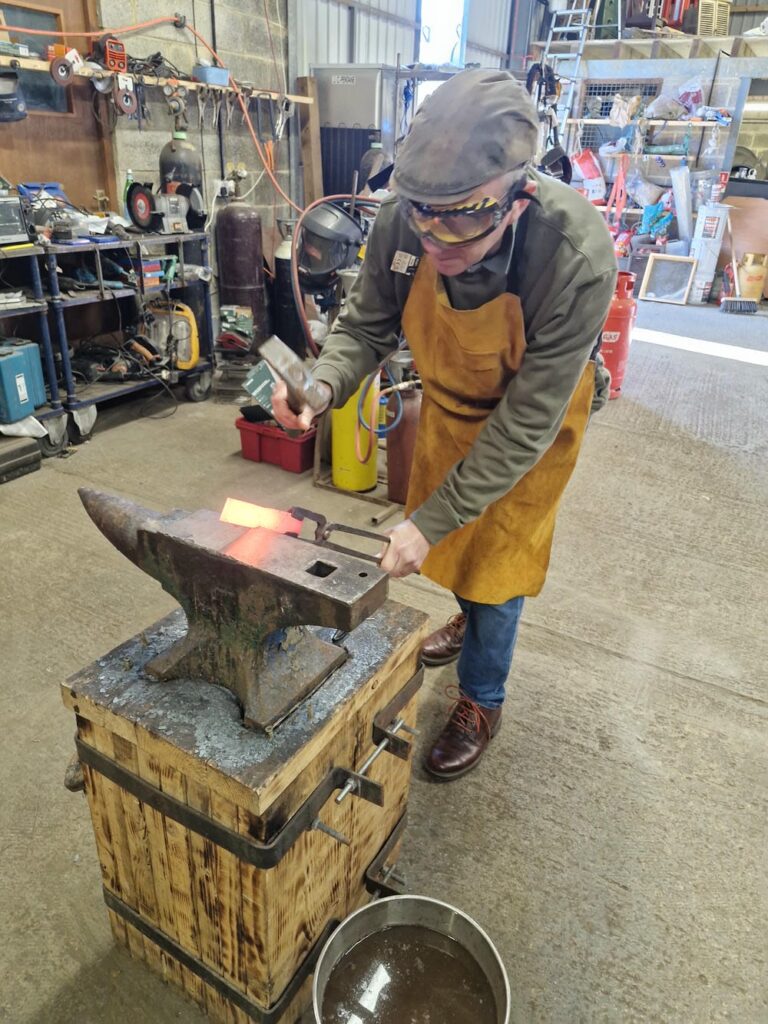 blacksmithing-experience-hammering