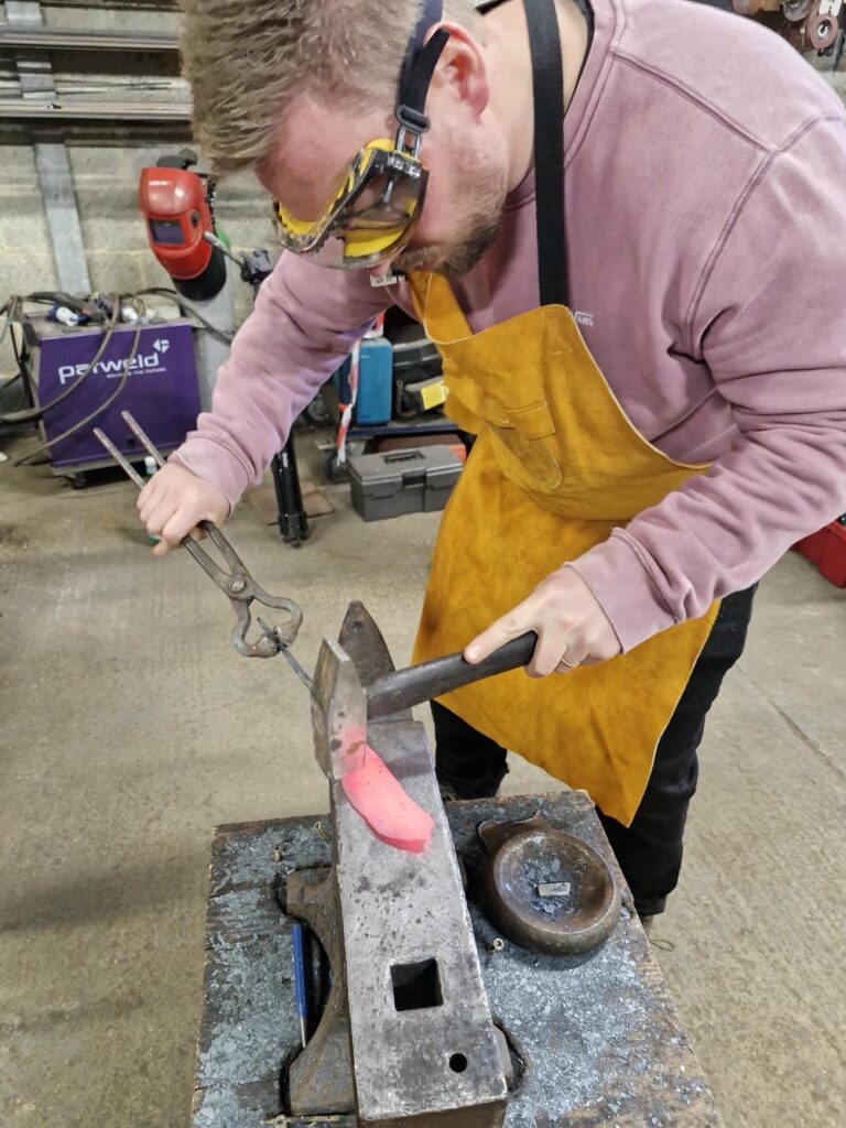 forging-hot-steel-knife