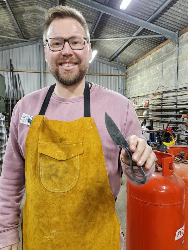 knife-making-experience-student